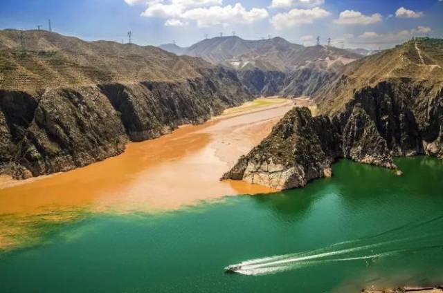 泾渭分明,令人震撼的河流交汇奇观.