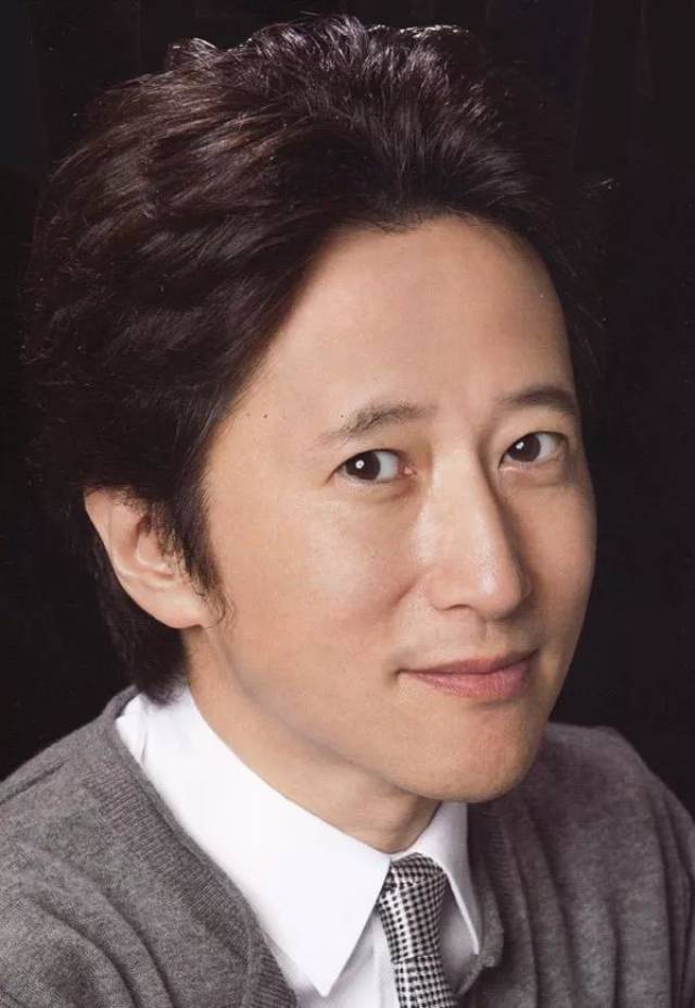 这个谜味十足的漫画家便是荒木飞吕彦,一个身高不过170cm的 充满大