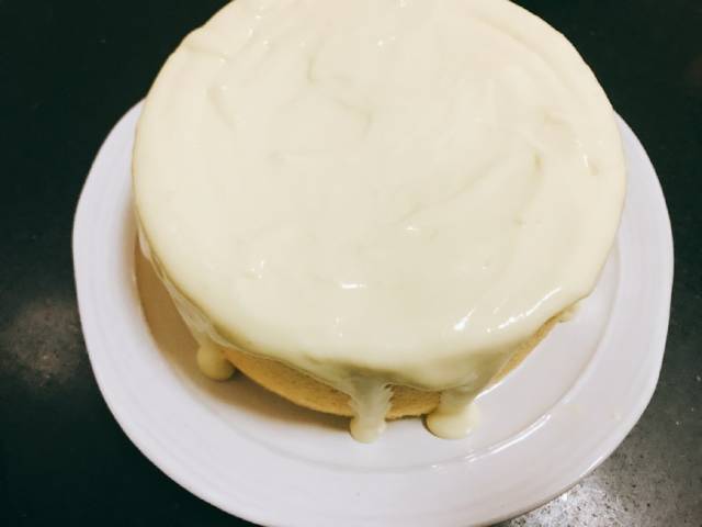 24. 把做好的豆乳卡仕达酱挤入圆洞 然后均匀的挤在蛋糕上