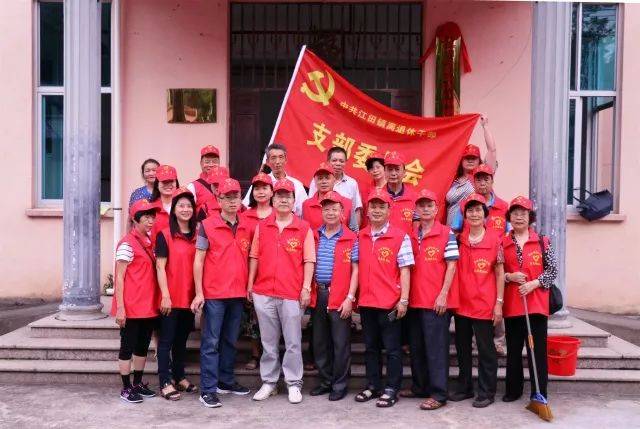 时尚潮流中的黄丽明服装店