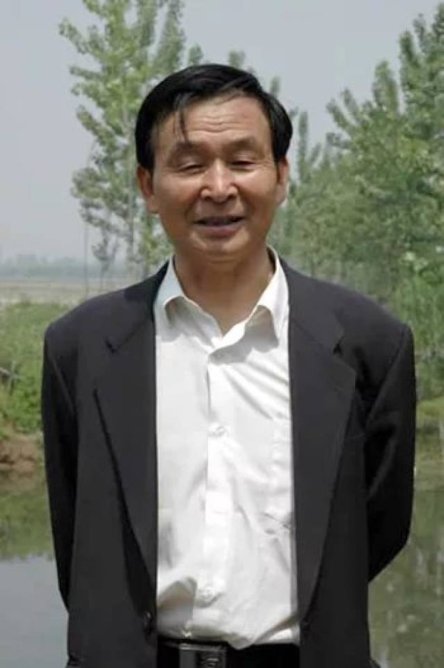 一代传奇人物离世:从乞丐到亿万富翁,建400多栋别墅送给乡邻!