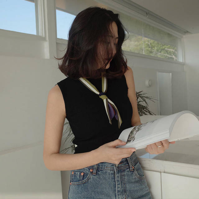 简约无袖t恤时尚的穿衣搭配,尽显活力青春