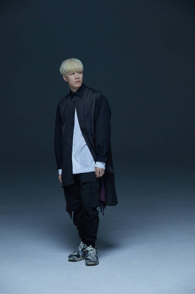 vav中国成员jacob张朋写真曝光 "红与黑"狙击少女心!_手机搜狐网