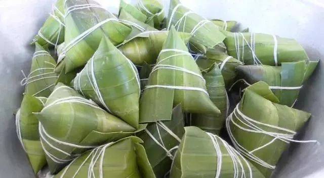 一只包好的粽子通常要经过10-12个小时的蒸煮,才能新鲜出炉.