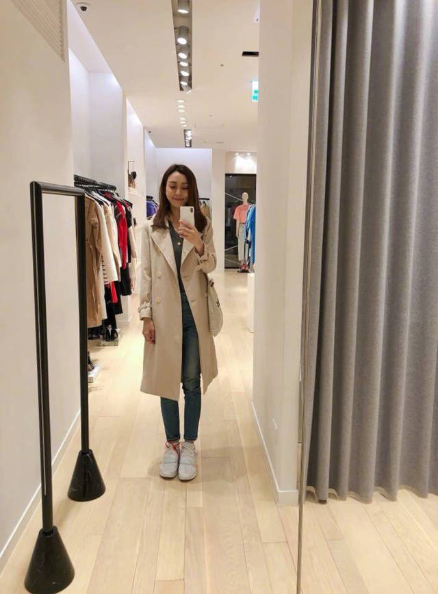 范玮琪心情轻松逛商场 对镜自拍浅笑嫣然