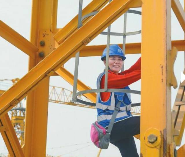 她们在百米高空塔吊上见证着城市"长高"