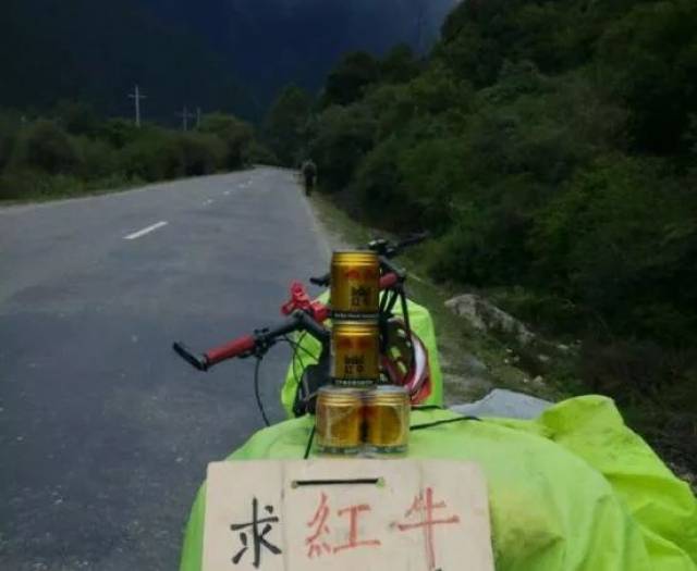 防雨神器:避孕套 套在鞋子上,手机上 可以防止被雨打湿 垫在脚底