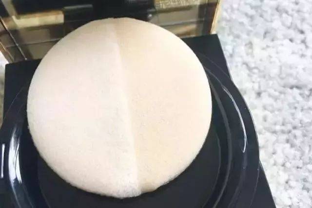 圣罗兰新款蕾丝气垫和经典羽毛气垫的区别?