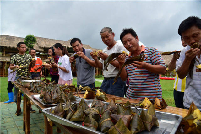 很快就到端午节了,端午节离不开划龙舟,包粽子,吃粽子.