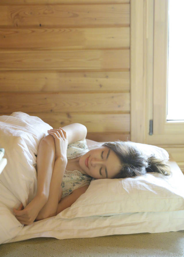 37岁秦岚白色鱼尾裙曾惊艳戛纳,如今身穿碎花睡裙更是美回少女