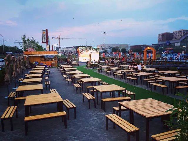 作为一家户外的露台餐吧 也不会过于喧闹 总之来山姆世界杯啤酒花园