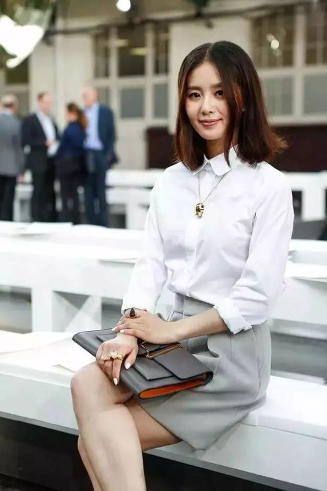 挽起袖子,立起领子,再搭上一件九分裤or长裤or短裤,都让你变身成为