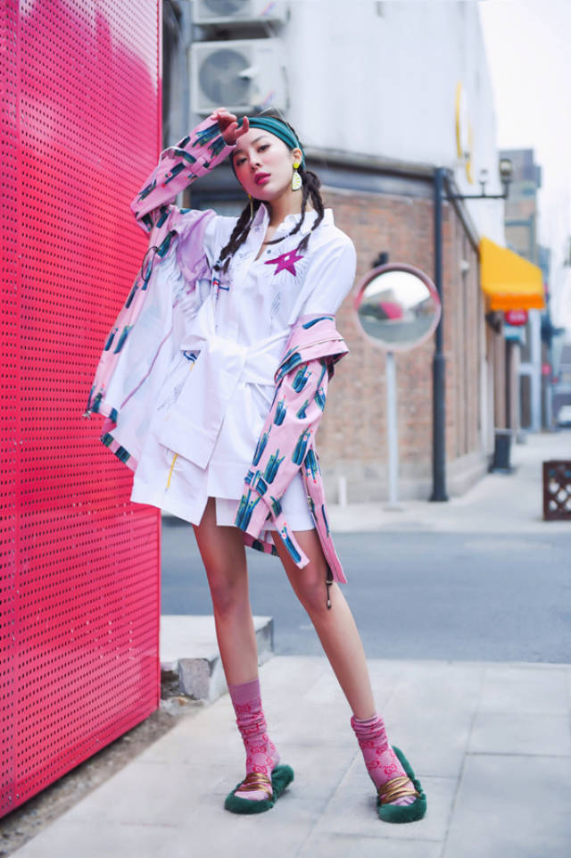 青春时尚young!童苡萱态度写真玩转酷炫个性