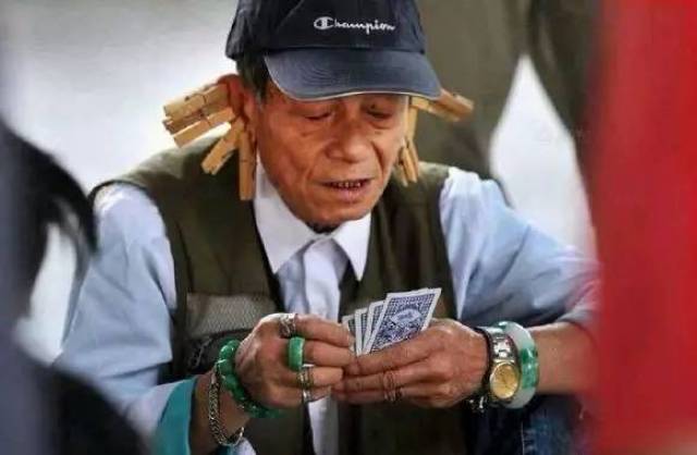 时髦大爷戴百万玉镯坐公交,土豪家宝贝就是不一样!