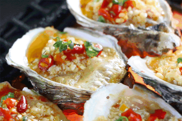 每一个生蚝都肉质饱满鲜嫩, 蒜蓉味很浓,入口滑嫩,肥美得流油.