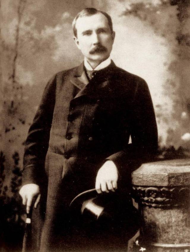 比尔盖茨算什么?美国历史上第一个大富豪叫洛克菲勒