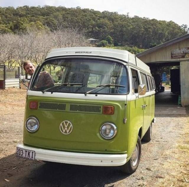 辞职后的18个月,这对夫妻一直过着游牧生活,他们开着绿色的面包车环游