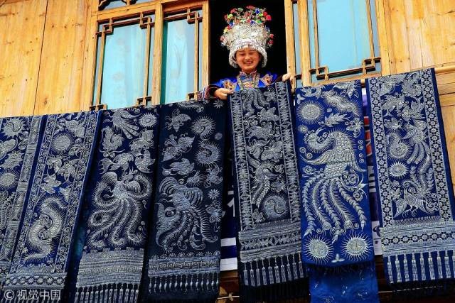 2018年6月10日,贵州省榕江县三江乡分从村苗族妇女在用蜡水绘制蝴蝶.