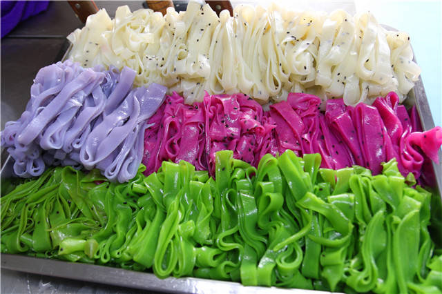 夏天到了,学会了自己在家就能做彩色凉皮