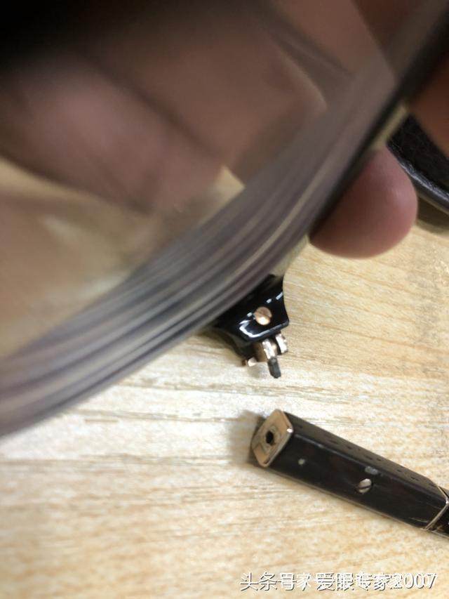 弹簧损坏 修好后的眼镜