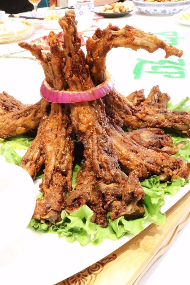 羊尾是羊身上运动量很大的部位,肉嫩又是瘦肉多,吃起来香酥带