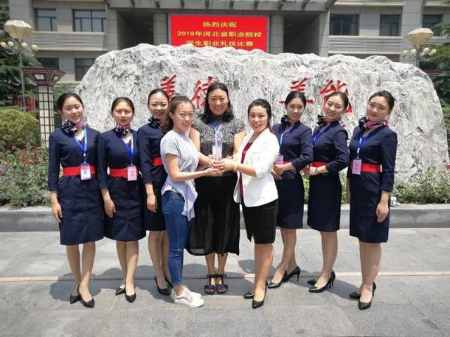 系主任郭萍与获奖师生合影