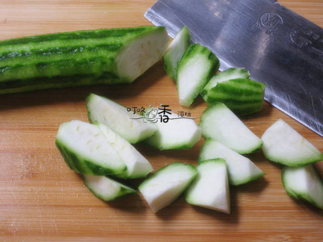 把丝瓜洗干净后把棱角及较硬的那层皮刮干净,切成菱形状.
