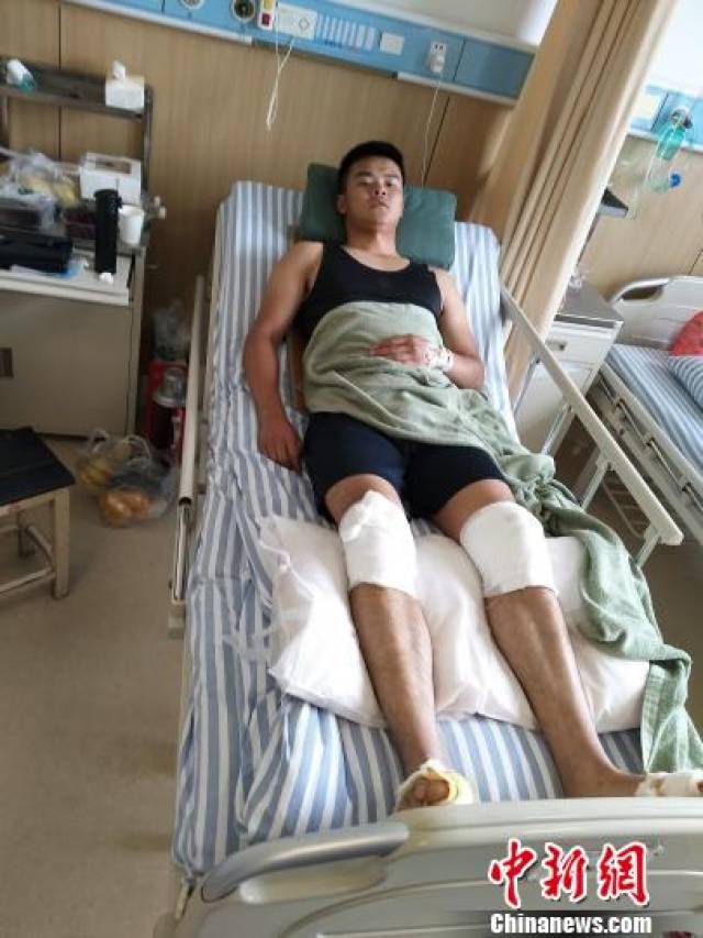 雷晨磊正躺在病床上养伤 本文图片均来自 中新网