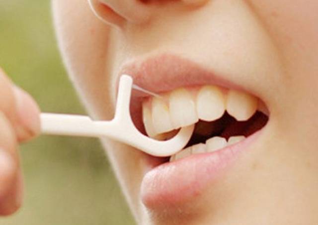 吃东西塞牙,真的是因为牙缝大吗?答案不是你想的那样