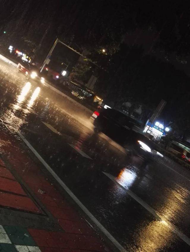 晚上被雨淋的图片图片