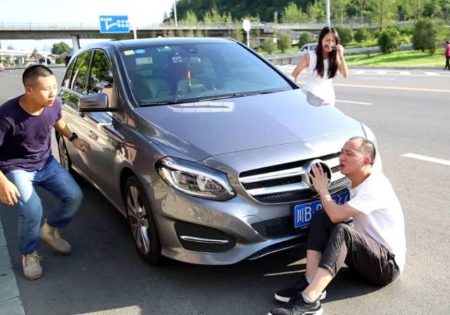 小夥大白天碰瓷豪車,開口就要2000,車主一個舉動,小夥子傻了!