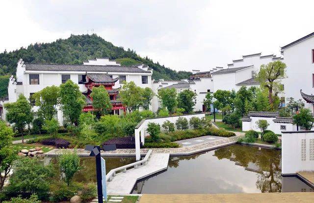 座落于幽静的名坊园,这里没有闹市拥挤,车塞路堵,只有小桥流水,曲翠榴