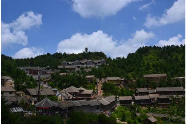 其中匪窟村落主要展现的是土匪山寨文化,以观光旅游集影视拍摄为主.