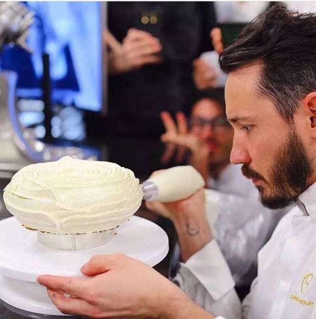 当然,为什么他的纹身我们觉得这么酷?