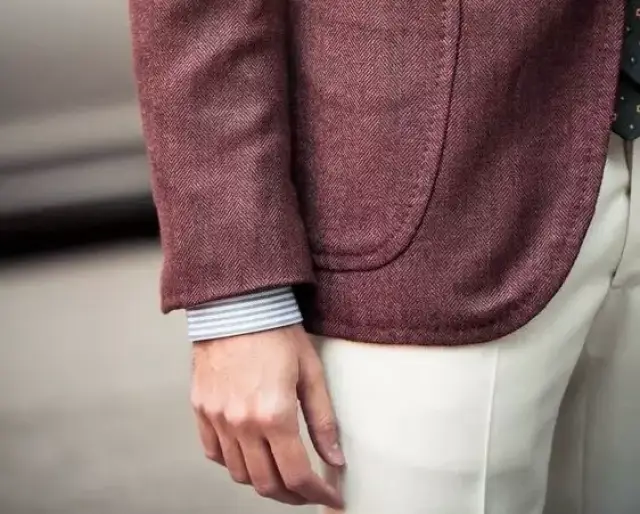 西装袖子的长度,以下垂时到 手腕关节结合处为适合,也就是刚刚盖过