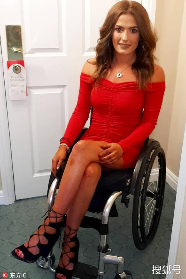 坐轮椅的姑娘高清图片图片