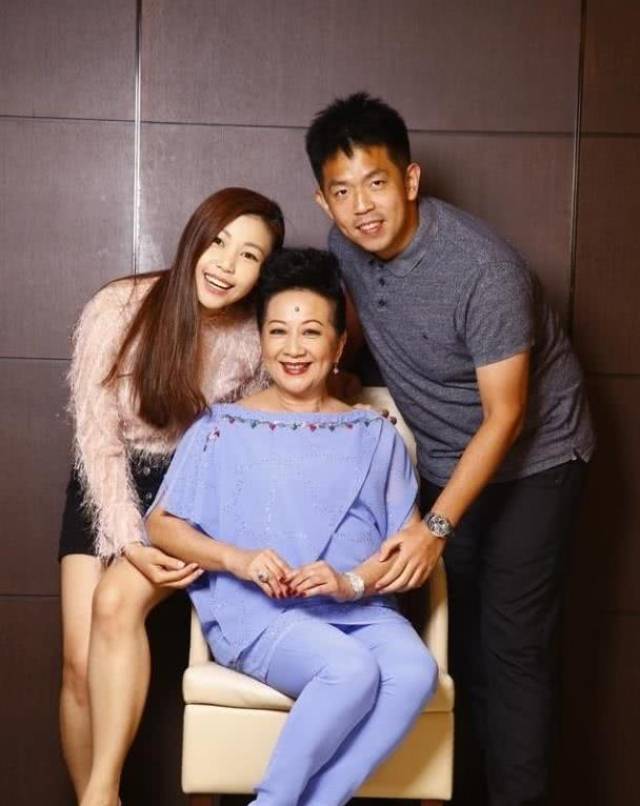 除此之外薛家燕更是大方的送出一套价值约2000万港币的西半山豪宅,真