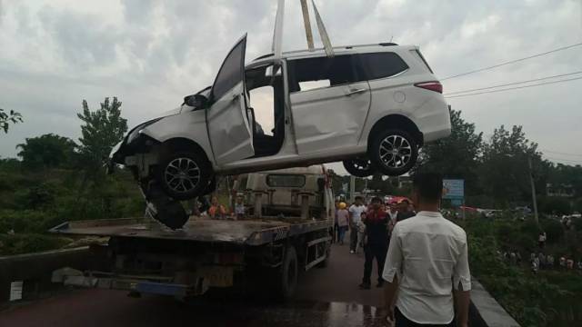近日,广安发生一起车辆坠河的道路交通事故,所幸车内3名人员全部及时