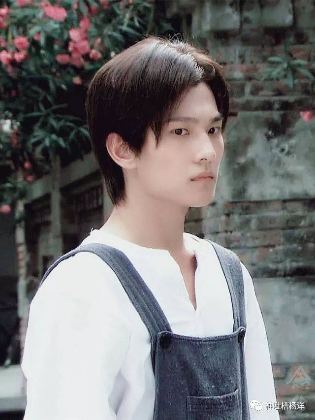 杨洋最新念生照,两处成为焦点:背带裤锁骨!背带裤将清仓节奏