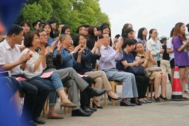 王涛副主任和皋玉蒂校长为本次晚会点燃篝火.