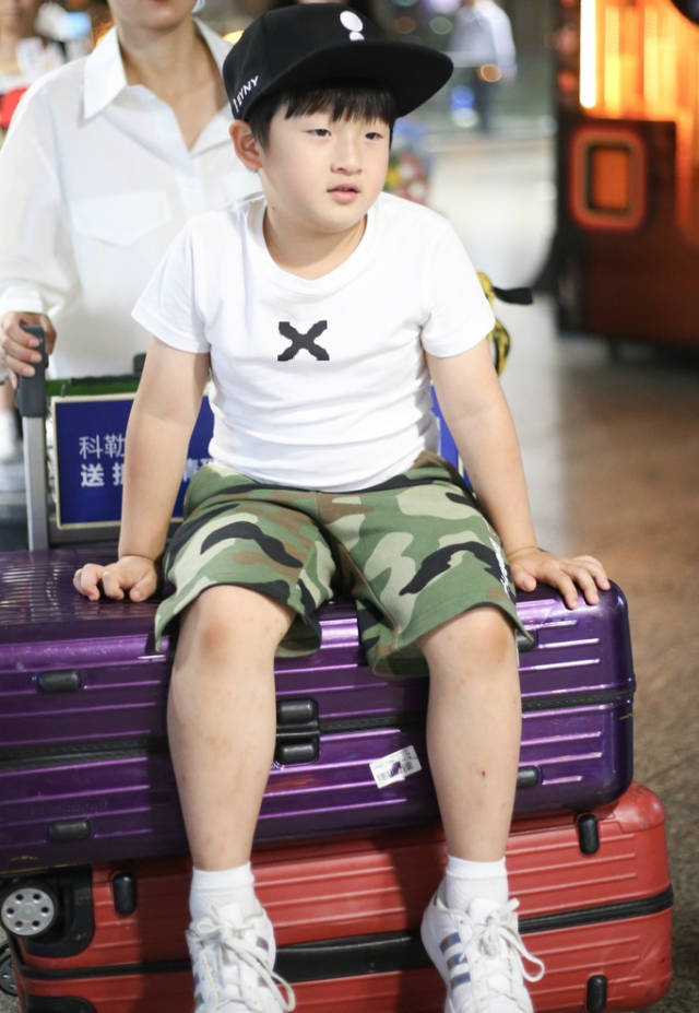 冉莹颖带儿子现身,轩轩皓皓变身小潮男,网友:才6岁就这么会穿