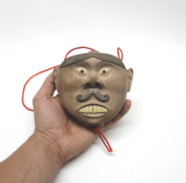 八字胡的黑大叔,看着他的眼睛,你会觉得他在瞪着你!