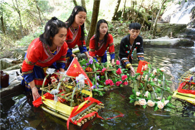 广东连山壮族瑶族自治县端午有个奇特的习俗,要放"渡河公,挂"麽乜"