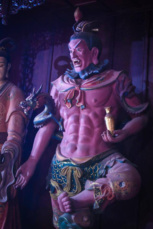 脚下,抬头凝视青烟将天井熏染成乌油,一阵穿堂风掠过,雷神,电母,夜叉