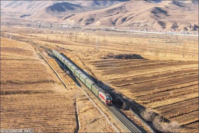 2017年12月30日.k1565次(大连-包头)通过集通铁路热水展线第二层部分.