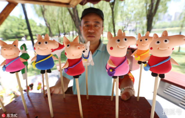 男子捏小猪佩奇日挣2000元 担心捏面人手艺失传_手机搜狐网