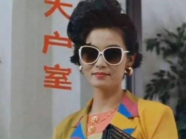 也正因为这样,这个往后吹起的刘海造型也成了当年的标志性发型