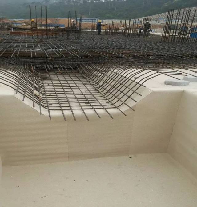 预铺反粘即将预铺防水卷材背面空铺于垫层上,粘结面朝上,然后绑扎钢筋