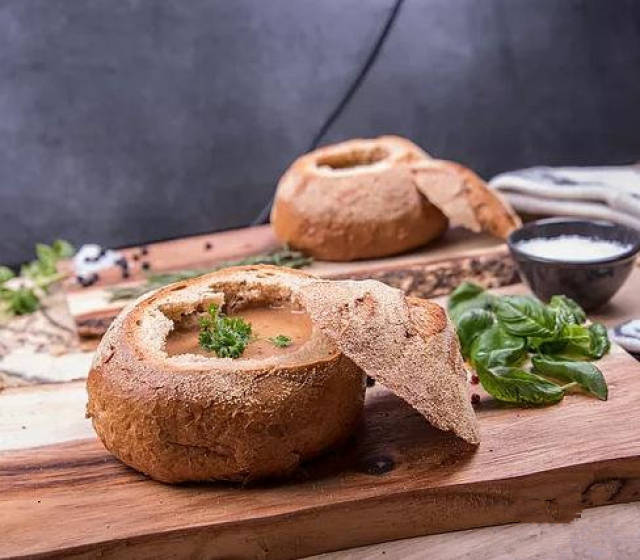 特色餐品1:面包羊肉汤 冰岛传统羊肉汤配上面包外壳,行成独具特色的"