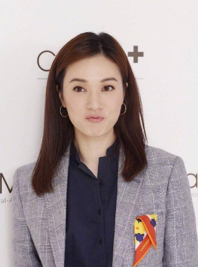 很多网友表示张可颐不仅是颜值高,而且大方得体,黎姿就有点像动过刀子